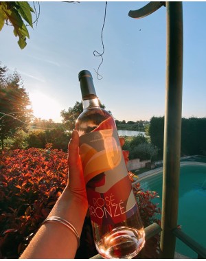 Bouteille de rosé bronzé face à la piscine