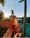 Bouteille de Rosé Bronzé - Vignobles Gayrel face à la piscine