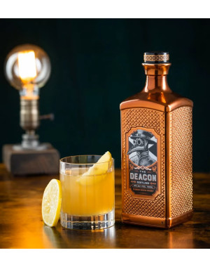 Bouteille de The Deacon blended Scotch whisky avec verre de dégustation et quartier de citron