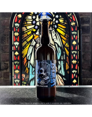 Bouteille Hellfest Blanche La Berlue bière blanche artisanale devant un vitrail gothique