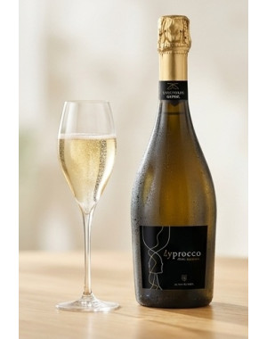 Bouteille de Kyprocco Bulles Françaises Blanc de Blancs Brut accompagnée d’un verre de vin mousseux aux fines bulles