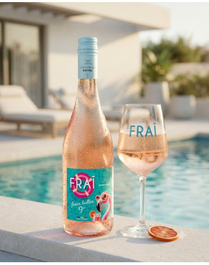 FRAÎ Rosé - Vin Rosé Fine Bulle désalcoolisé servi au bord d'un piscine
