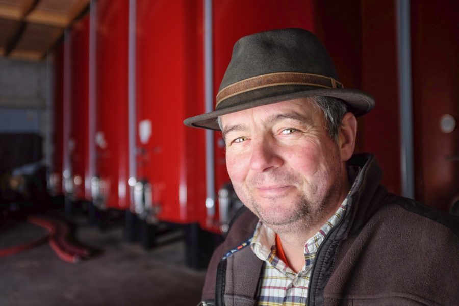 Portrait d’Étienne Rouanet, présenté comme vigneron-éleveur du domaine, photographié dans un environnement de cave/chai.
